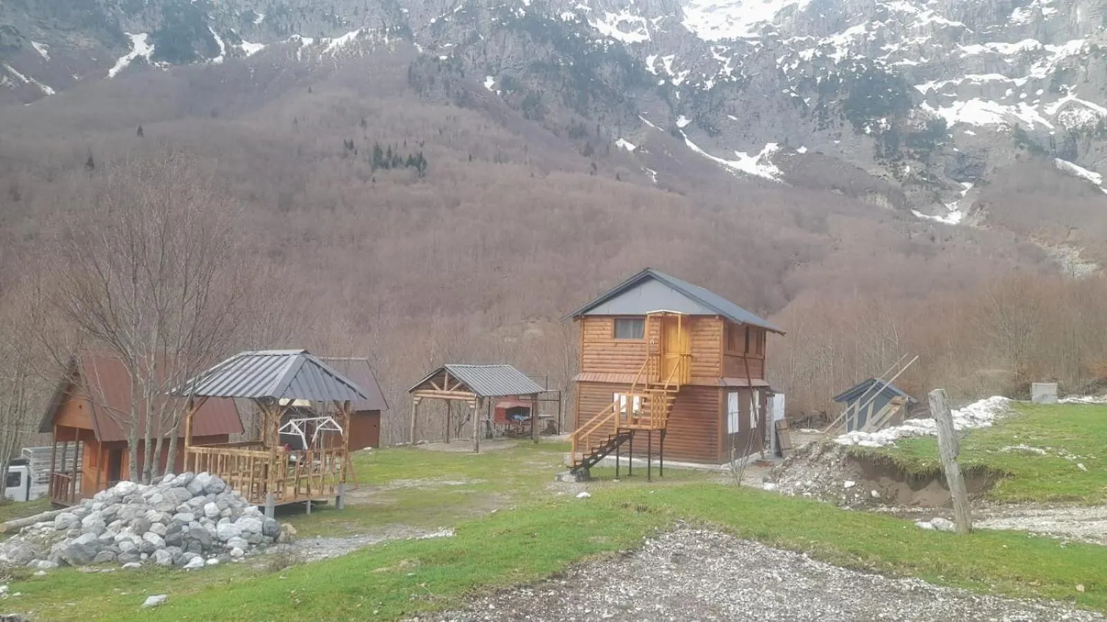 Bujtina Diti Tropoje Chalet